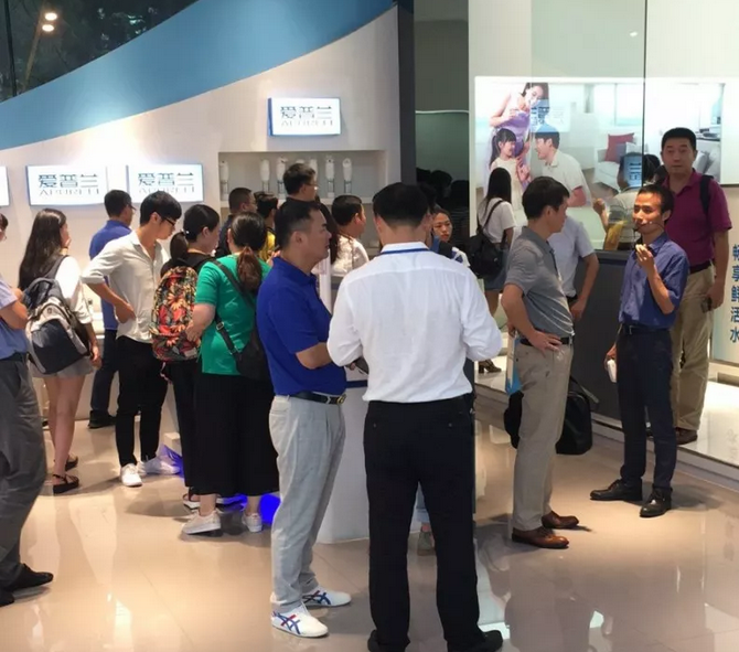 与会者到访好博体育生产工厂车间与展厅进行参观